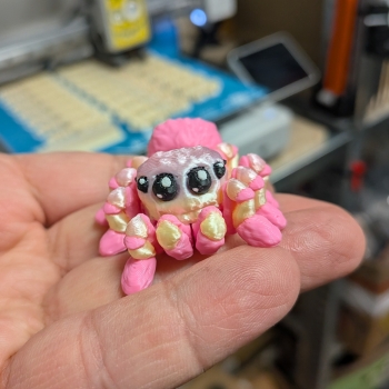 Pająk plus różowy - brelok do kluczy skakun